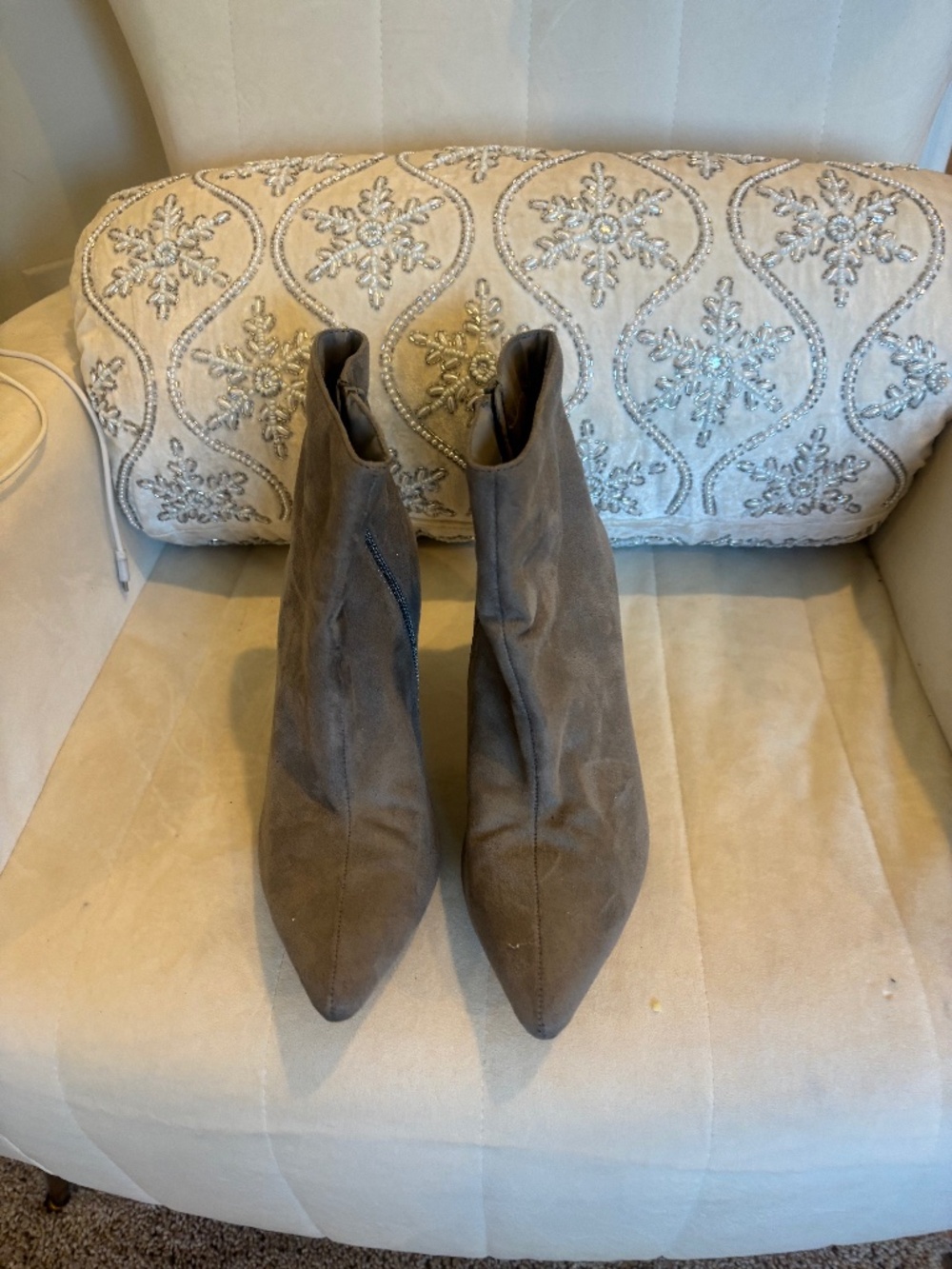 LIKE NEW CARLOS SANTANA GREY SUEDE ANKLE BOOTS SIZE 71/2